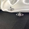 Agite o mesmo estilo Brincos de luxo Queen Mother's Planet Light Brincos de diamante incrustados com vento frio Brincos de vento frio para mulheres no atacado