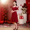 Vestido rojo strapless de hombros descubiertos, vestido largo para la novia para usar durante recepciones de boda, fiestas de bienvenida y citas, con un diseño que ciñe la cintura y de longitud corta.