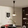 Araña de restaurante estilo francés con diseño negro oscuro, sensación creativa y de alta gama, adecuada para comedor del hogar, mesa, isla y barra de bar, creando una sensación de ambiente.