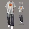 Conjunto de camisa estilosa de manga curta para meninos, um look legal e bonito, um conjunto completo de roupas modernas de corte solto combinado com jeans para alunos do ensino fundamental