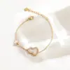 Moda Europeia e Americana Estilo Luxo Leve Pulseira de Aço Titânio com Pérola Branca e Detalhes em Diamante para Mulheres, Joia de Personalidade Versátil e de Nicho