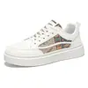 Zapatillas blancas de retazos de estilo étnico de moda para hombre, nuevos zapatos deportivos casuales de suela gruesa y a la moda para hombres jóvenes, adecuados para todas las estaciones