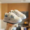 2026 Otoño Temprano Nuevos Zapatos Deportivos Infantiles Niños Suela Suave Transpirables Zapatos de Tabla Niñas Moda Casual Estudiante Zapatos Blancos