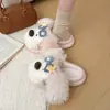 Chinelos fofos e estilosos para meninas, com um design moderno e forro felpudo, perfeitos para o outono e inverno de 2026, e fáceis de usar como calçado externo.