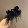 Pinza de Pluma de Avestruz Negra de Alta Gama para la Parte Trasera de la Cabeza Pinza de Plumas Nueva Otoño e Invierno 2025 Pinza de Tiburón para el Cabello de Lujo Accesible