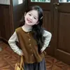 Conjunto de Outono para Meninas 2026 Novo Estilo Cardigã de Tricô Colete Camada Base Calça Larga Solta Infantil Conjunto de Três Peças de Outono