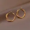 Aretes de Aro Aguja Plateada con Círculos Dorados, Lujo Ligero y Sensación de Alta Gama, Modernos y Únicos, Aretes Versátiles al por Mayor