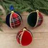 Novo enfeite de bola de Natal de veludo com blocos de cor xadrez de espuma 8CM para decoração de árvore de Natal