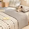 Juego de Cubrecama de Terciopelo de Leche de Tres Piezas: Un lado de terciopelo, un lado de algodón puro. Sábana de Cama Tatami de Invierno, Más Terciopelo, Engrosada, Uso a Doble Cara.