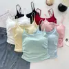 Elegante camisola sin espalda con diseño plisado, adecuada para usar como capa exterior o interior, con copas de sujetador incorporadas, un corte que estiliza y perfecta para el verano