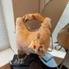 Bolsa de Mão de Pelúcia de Alta Qualidade Transfronteiriça para Mulheres 2026 Nova Moda Outono e Inverno Bolsa Peluda Versátil de Nicho Bolsa Transversal