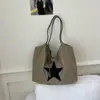 Bolsa de mano de gran capacidad, ligera y versátil, tela de nailon con estampado de estrellas, bolso de hombro casual para mujer 2026 nuevo con un toque relajado