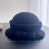 Chapéu de inverno elegante e versátil para mulheres, com um design de laço simples, aba curva e topo de lã, exalando um leve luxo e um toque chique.