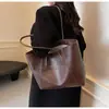 Bolso de hombro cruzado europeo y americano de gran capacidad para mujer 2026 nuevo diseño de moda elegante simple para el hombro o debajo del brazo