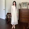 Diez, un vestido con un diseño elegante y lujoso de estilo francés, con intrincados bordados de cuentas y detalles de encaje, una cintura ceñida y una falda fluida, en color rosa