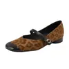 Sapatos femininos com estampa de leopardo estilo francês, novos para o outono de 2026, sapatos Mary Jane vintage de bico quadrado com uma única tira de fivela e salto baixo de couro macio