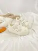 Tênis infantis de sola macia, novo modelo primavera e outono 2026, sapatos brancos versáteis, fofos e estilosos, tênis de treino alemães estilo kitten
