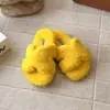26 Outono Inverno Novos Sapatos Estilosos Retro para Meninas Lã de Cordeiro Pelo Sapatos de Interior Exterior Crianças Meninas Sola Plana Uma Tira Chinelos de Algodão