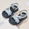 Sandálias de Princesa para Meninas 2026 Verão Novo Estilo Infantil Florais com Pérolas Modernas Versáteis Sapatos de Moda para Bebês para Crianças