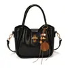 Bolso de mano cubo vintage de alta calidad para mujer 2026 nuevo estilo versátil popular para el trabajo, el trayecto, bandolera, bolso tote pequeño