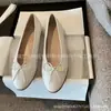 Versão de Luxo dos Sapatilhas de Ballet com Laço Xiaoxiangfeng para Mulheres, Novo Estilo 2025, Mocassins Planos Slip-On Color-Blocking