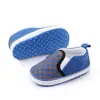 Directo de fábrica zapatos de primavera y otoño para niños pequeños de 0 a 1 año zapatos de cuadros suela suave zapatos de bebé venta al por mayor 2368