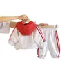 Traje de Primavera y Otoño para Niños Niños 2026 Nuevo Elegante Ropa de Bebé Conjunto de Dos Piezas con Capucha de Manga Larga Guapo para Niños Moderno
