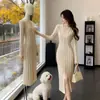Vestido de Punto con Cuello en V Estilo Coreano Suave para Mujer, Nuevo Estilo Primavera 2026, Ceñido a la Cintura, Abertura, Vestido Suéter Maduro y Elegante