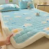 Juego de tres piezas de colchón de terciopelo de leche para uso doméstico, engrosado y cálido para invierno, adecuado para dormitorios estudiantiles, cama individual, protector de colchón y sábana bajera