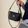 Nova Bolsa de Ombro Único para o Trabalho 2 Exquisite Diagonal Acolchoada Feminina A026 Simples Moda Outono Jovem Transversal Pequena Quadrada