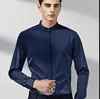 Camisa retro estilo americano con cuello mao para hombre, de corte slim, manga larga, un sutil diseño de botones y tejido ligero y transpirable, lo que la hace adecuada para un estilo business casual y versátil.