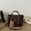 Bolsa de Hombro Cruzada para Mujer 2026 Nueva Vintage Texturizada Moda Tendencia Simple Gran Capacidad Versátil Bolso Cubo
