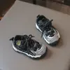 Otoño 2026 Nuevo Estilo Coreano de Moda Versátiles de Malla Suela Suave Antideslizantes de Velcro Tenis para Niños y Niñas