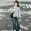 Conjunto de duas peças da moda estilo coreano para meninas, nova roupa de primavera e outono com moletom de manga longa e jeans de perna larga para crianças mais velhas, vestuário da moda