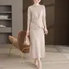 Coleção outono e inverno 2026 transfronteiriça: roupas da moda e estilosas para mães, com caimento relaxado, tamanhos plus, efeitos emagrecedores e um visual jovem, incluindo um conjunto de saia versátil