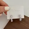 Brincos Novos de Cruz com Gota de Óleo Brancos para Mulheres Primavera/Verão 2026, Acessórios Simples Elegantes com Strass Brilhante, Brincos da Moda