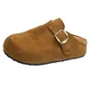 Sapatos femininos slip-on retrô marrons de sola grossa e bico fechado, novo modelo 2026, slip-on estilo Birkenstock que aumenta a altura, chinelos preguiçosos de meio pé