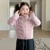 Roupas de inverno para meninas 2026 novo estilo jaqueta de plumas infantil outono e inverno moda leve e super fofo casaco de plumas de pato branco para bebê