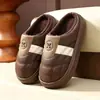Zapatos de algodón de invierno para hombre, talla extragrande, nuevo modelo 2026, pantuflas cálidas antideslizantes para uso en interiores en casa con forro de felpa y suelas gruesas para mujer