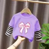 Camiseta de manga longa de algodão puro para meninas, nova e estilosa blusa listrada de duas peças para primavera e outono, camiseta básica infantil de gola redonda com retalhos