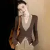 Cardigan estiloso, com visual de duas peças e estilo maduro para mulheres, nova coleção de outono, design slim fit para silhuetas plus size, top de tricô com decote V