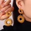 Europa y Estados Unidos venta caliente transfronteriza talla anillo aretes de flor hueca acero titanio chapado oro 18K aretes exagerados joyería mujer