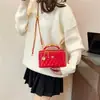 2026 Novo para o Início da Primavera Bolsa Quadrada Pequena Acolchoada com Diamantes Corrente de Bolinhas Douradas Estilo Quadrado Pequeno Camélia Bolsa de Mão com Alça de Ombro Transversal para Mulheres