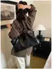 Bolsa tote estilo vintage de couro encerado a óleo estilo motociclista para mulheres, nova moda verão 2026, bolsa pequena de ombro e sob o braço de grande capacidade