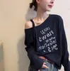 Camiseta branca ombro a ombro com estampa de letras para mulheres, novo estilo primavera 2026, peça externa solta de manga comprida ombro a ombro