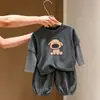 Conjunto de duas peças para bebês meninos, com top listrado de manga longa e calça cropped casual, estilo cartoon, novo para primavera e outono de 2026