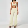 Nuevo conjunto de yoga cepillado con top tipo tank de cuello halter, almohadillas en el pecho, características para levantar glúteos y controlar el abdomen, atuendo deportivo casual ligeramente acampanado para mujer 5575