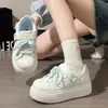 Zapatillas blancas de suela gruesa estilo coreano para mujer, nueva colección de otoño 2026, zapatos deportivos que aumentan la altura, perfectos para combinar con faldas, zapatos casuales versátiles