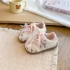 Zapatillas de suela blanda para bebé niña 2026 modelo nuevo estilo princesa lindo lazo de lunares Zapatillas de entrenamiento alemanas de moda