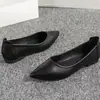 Sapatos rasos de couro macio e confortáveis para mulheres profissionais, novo estilo outono 2026, sem cadarço, bico fino, sola macia, sapatos de trabalho, sapatos de couro para escritório